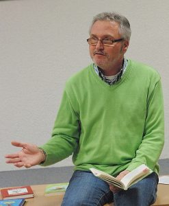 Der schwäbische Mundartdichter Wilfried Albeck trat in der Leingartener Bücherei auf.
